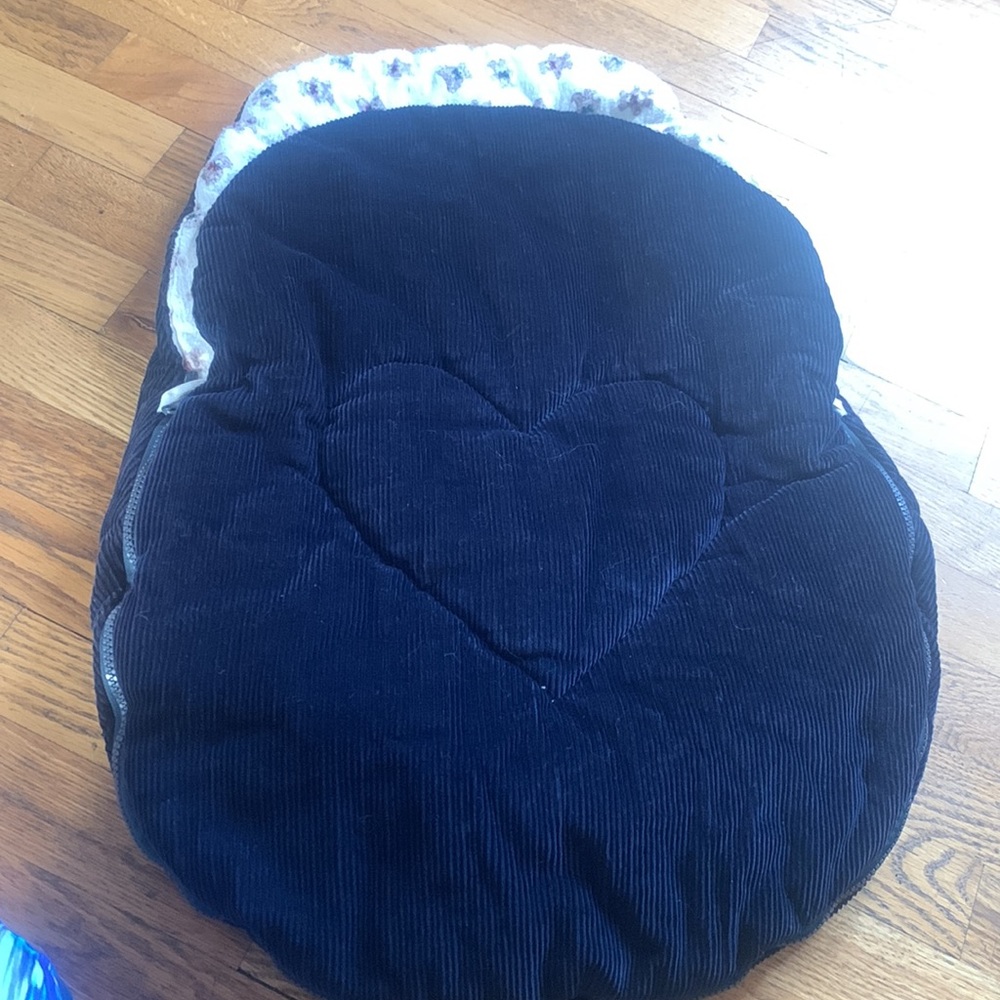 Adorable car seat liner/warmer. Teddy bears. Blue cordoroy. Unzips fully.